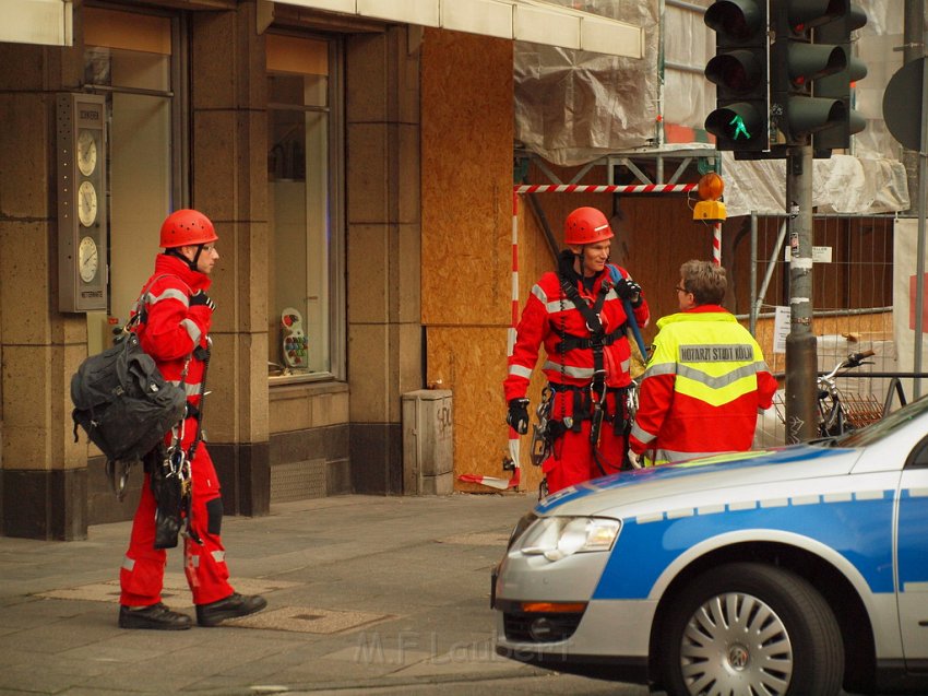 Person auf Baukran Koeln Christophstr P120.JPG